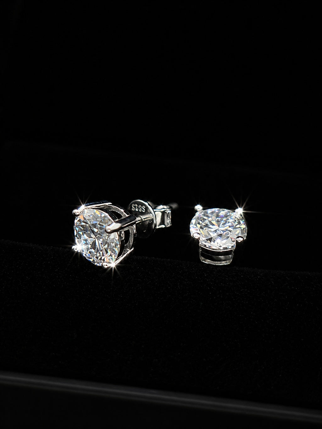 Round Moissanite Stud Earrings (Screwback)