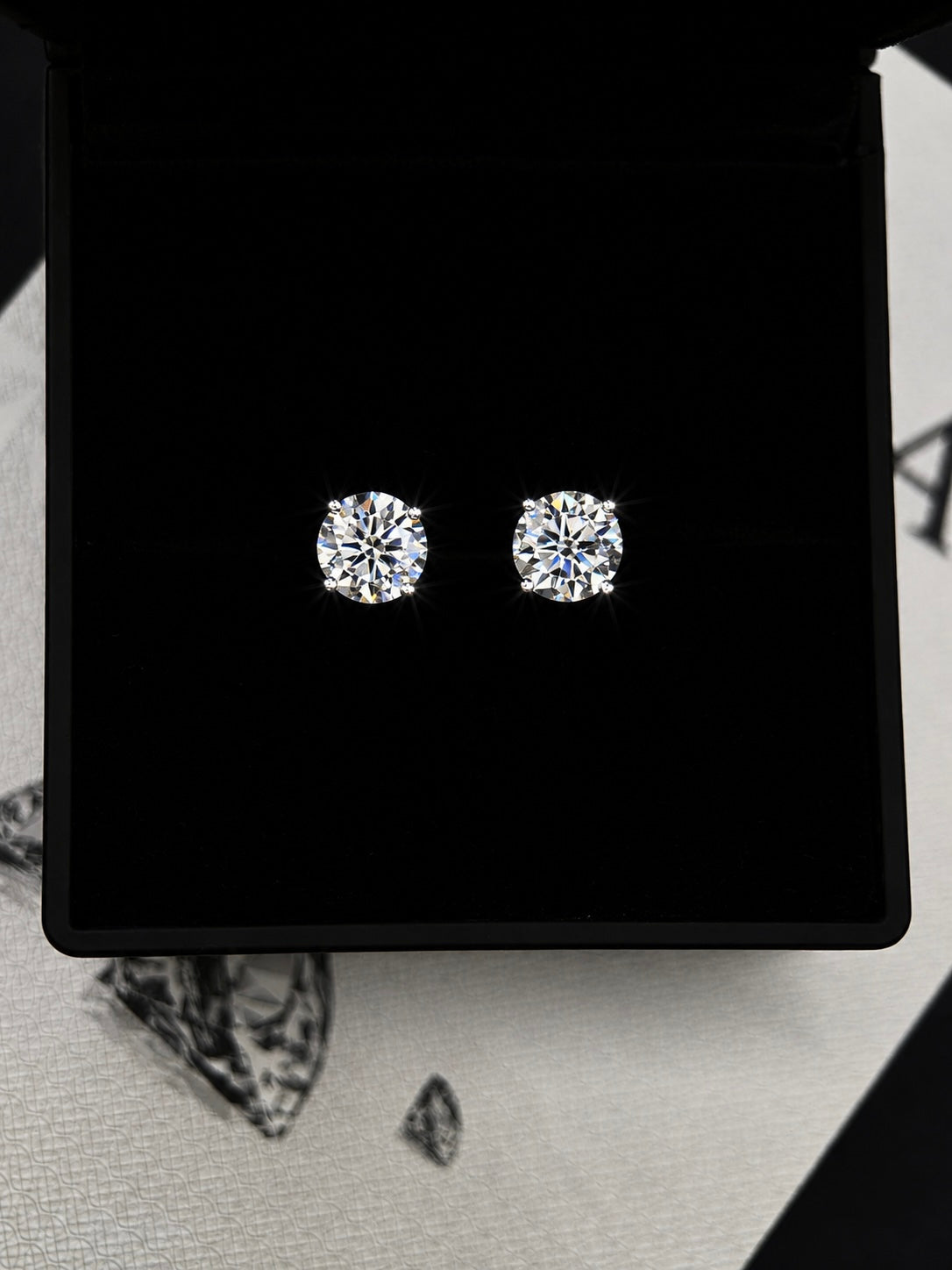 Round Moissanite Stud Earrings (Screwback)